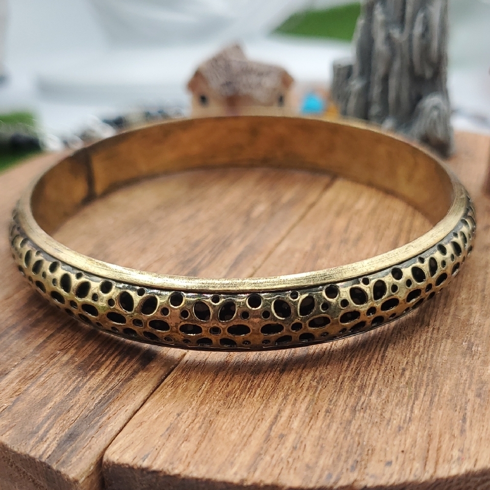 Elegant Gold-Tone Flower Bangleโ Bracelet B3410